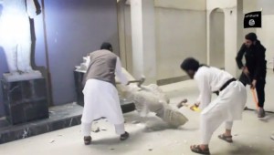 miembro-ISIS-destruye-estatua-Ninive2