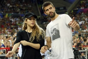 Colombian singer Shakira (L) and her partner, Barcelona soccer player Gerard Pique, attend the Basketball World Cup quarter-final game between the U.S. and Slovenia in Barcelona September 9, 2014.   REUTERS/Albert Gea (SPAIN  - Tags: SPORT BASKETBALL ENTERTAINMENT)