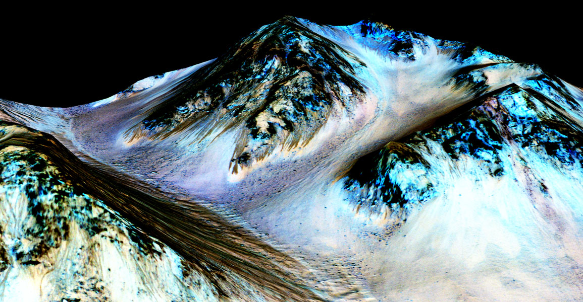 Imagen en falso color de RSL formadas probablemente por agua líquida. La imagen en 3D ha sido creada a partir de fotografías de la cámara HiRISE