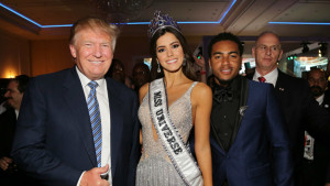paulina-vega-con-donald-trump-y-el-jugador-de-futbol-americano-desean-jackson_1lw8rmd1o8q0y14co3v2m78auk