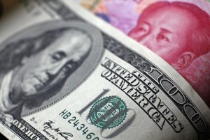 Банкноты юаня и доллара США в Пекине 7 ноября 2010 года. Приток капитала в Китай может увеличиться в оставшиеся месяцы 2014 года после оттока в последнее время, поскольку юань восстанавливается благодаря росту уверенности в экономике, сообщил валютный регулятор страны в среду. REUTERS/Petar Kujundzic/Files