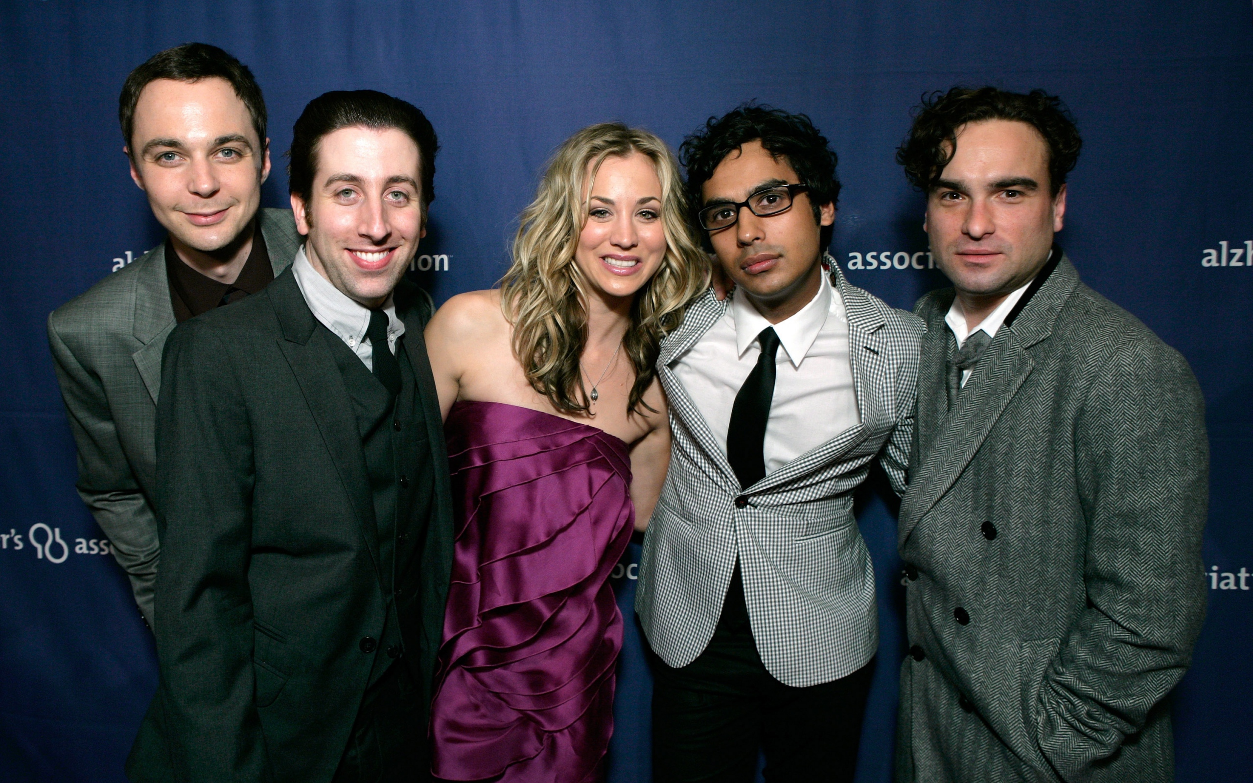 johnny_galecki_jim_parsons_kaley_cuoco_simon_helberg_kunal_nayyar_actors_the_big_bang_theory_show_main_characters_57628_2560x1600