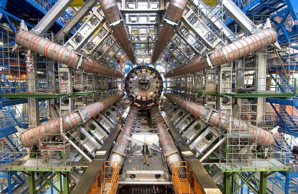 Vista del interior de uno de los detectores de partículas del Gran Colisionador de Hadrones (LHC), el acelerador donde se detectó el bosón de Higgs. Horizontal.