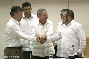 Proceso-de-paz-Juan-Manuel-Santos-Raul-Castro-y-Timochenko-549x366