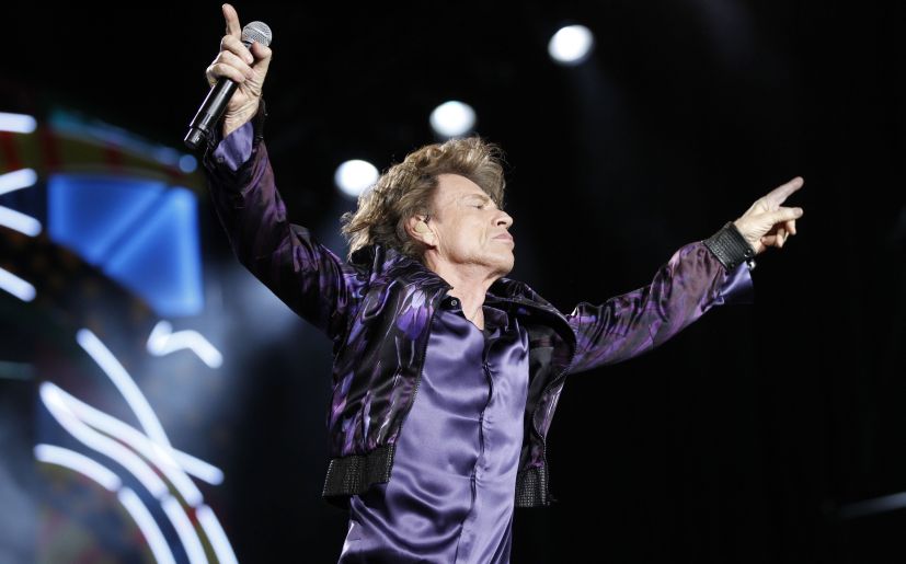 MON18. MONTEVIDEO (URUGUAY), 16/02/2016.- El cantante de Rolling Stones, Mick Jagger, se presenta en el concierto de la banda hoy, martes 16 de febrero de 2016, en el estadio Centenario de Montevideo (Uruguay). La presentación hace parte de la gira de la banda "América Latina Olé Tour 2016". EFE/Juan Ignacio Mazzoni