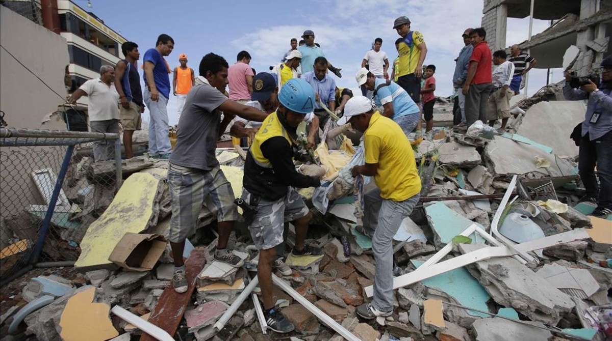 Volunteers rescue a body from a destroyed house after a massive earthquake in Pedernales  Ecuador  Sunday  April 17  2016  The strongest earthquake to hit Ecuador in decades flattened buildings and buckled highways along its Pacific coast  sending the Andean nation into a state of emergency   AP Photo Dolores Ochoa