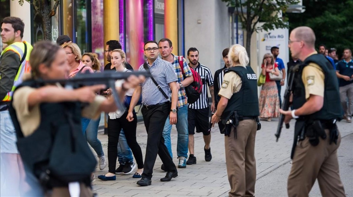 Police evacuates people from the shopping mall in Munich on July 22  2016 following a shootings earlier  At least one person has been killed and 10 wounded in a shooting at a shopping centre in Munich on Friday  German police said    AFP PHOTO   STR