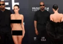 Bianca Censori posa desnuda en los Grammy